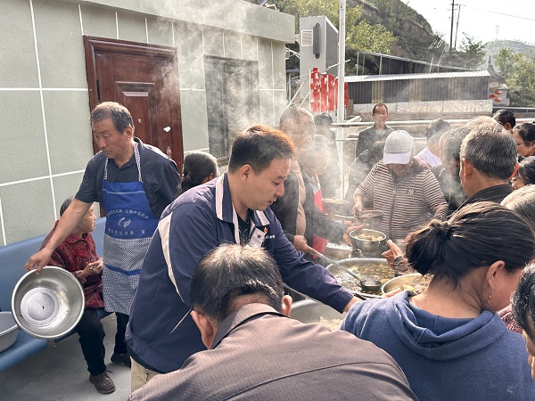 1759198163240875.jpeg 工作队员帮忙.jpeg