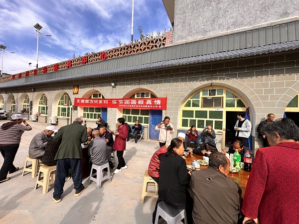 1759198177862540.jpeg 室外吃饺子.jpeg